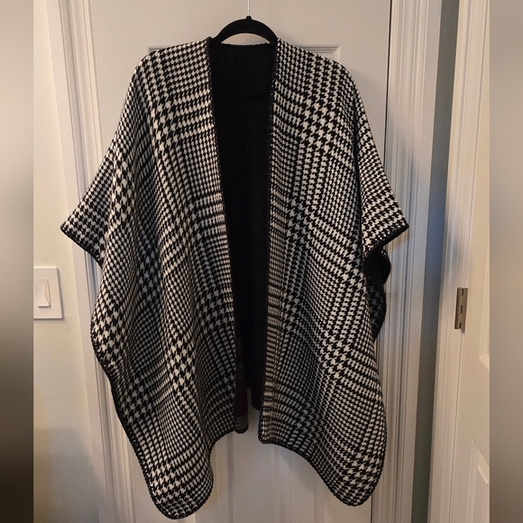 Accessories - Two In One!  Reversible Black and White Houndstooth Poncho,  One Size (1105)
